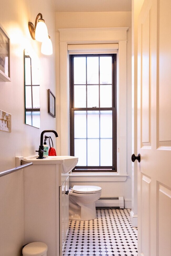 Building Photo - Beautiful 1 Bedroom In One Of Portlands Most Historic Buildings