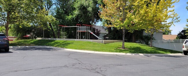 Building Photo - 3 Bedroom / 3.5 Bathroom Townhome in Millc...
