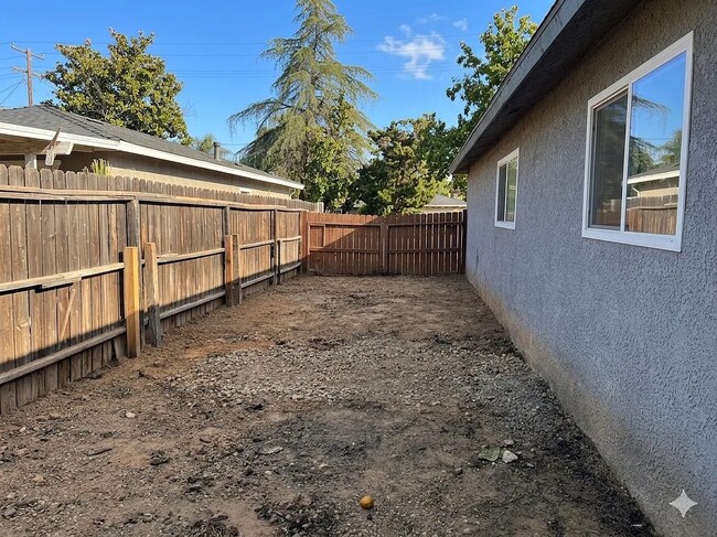 Building Photo - 3115 W Santa Ana Ave