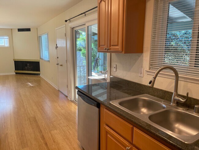 Building Photo - 1584 Mendenhall Dr