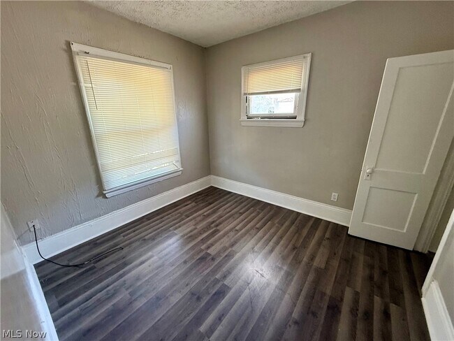 Building Photo - 866 Beardsley St
