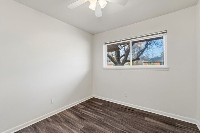 Building Photo - 1606 Savannah Dr