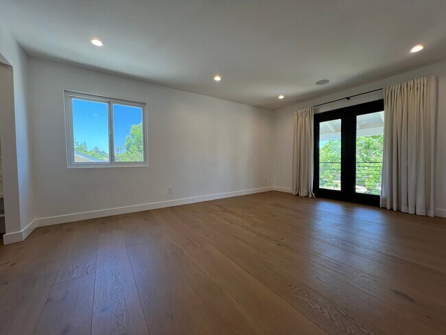 Building Photo - 1863 Burleson Ave