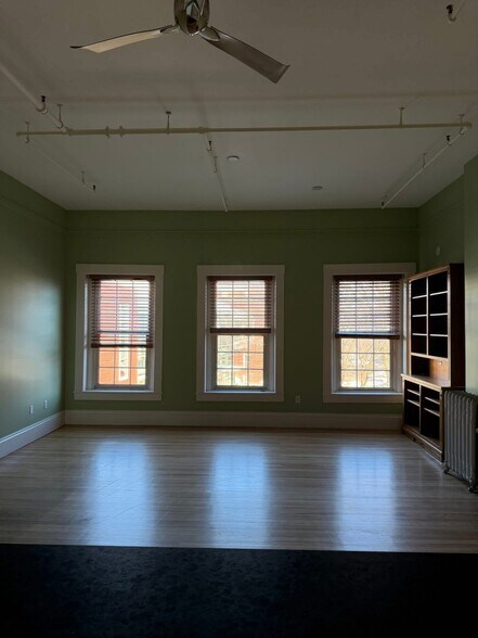 Building Photo - 76 Main St