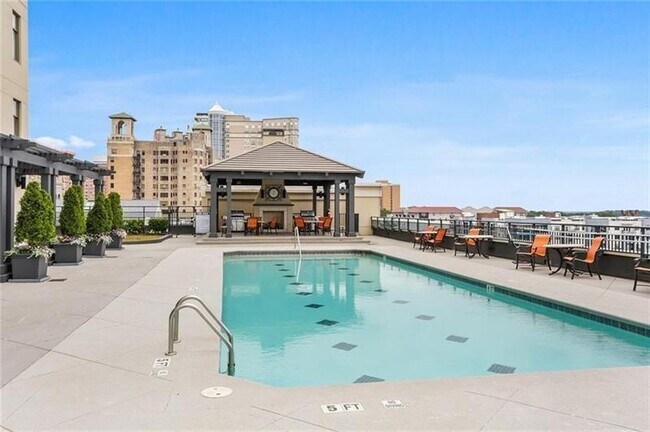 Building Photo - 565 Peachtree St NE