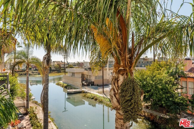 Building Photo - 3807 Vía Dolce