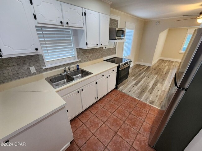 Building Photo - Tiny home vibe on a large private lot!!