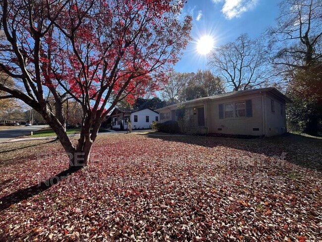 Building Photo - 1932 Sandhurst Dr