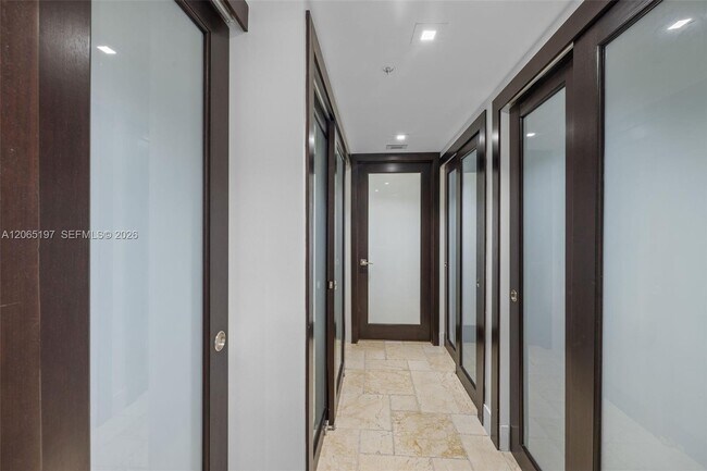 Building Photo - 2625 Collins Ave