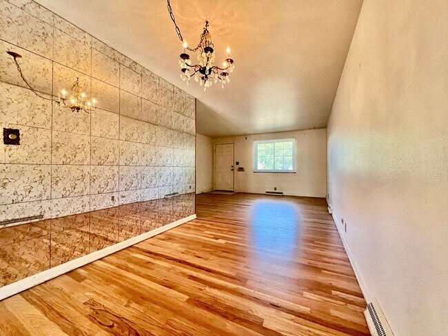 Building Photo - Large Aurora Lynn Knolls Home