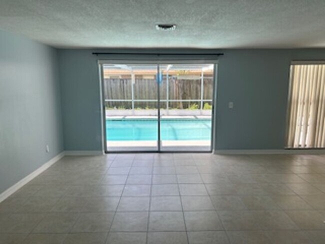 Building Photo - Beautiful 3 bedroom, 2 bath pool home in a lovely community.