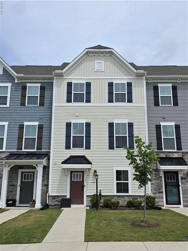 Building Photo - Lovely Townhouse in Benns Grant!