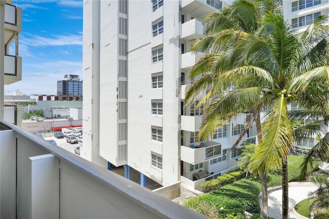 Building Photo - 1623 Collins Ave
