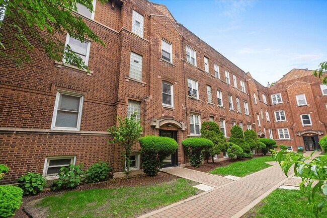 Building Photo - 658 W Oakdale Ave