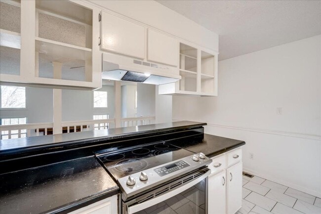 Building Photo - 3128 Vlg W Dr