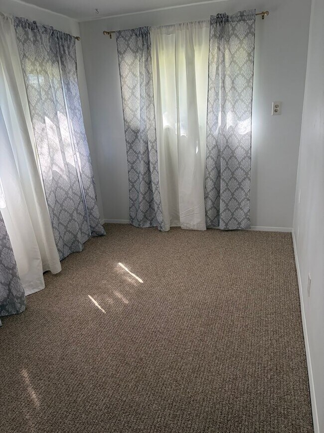 Building Photo - Newly Remodeled Two Bedroom with Sun Room!