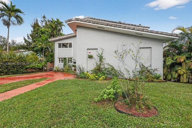 Building Photo - 135 South Dr