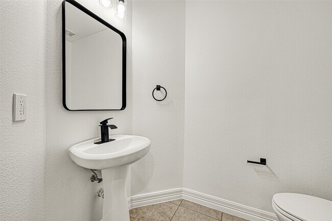 Building Photo - 15911 Breanna Ln