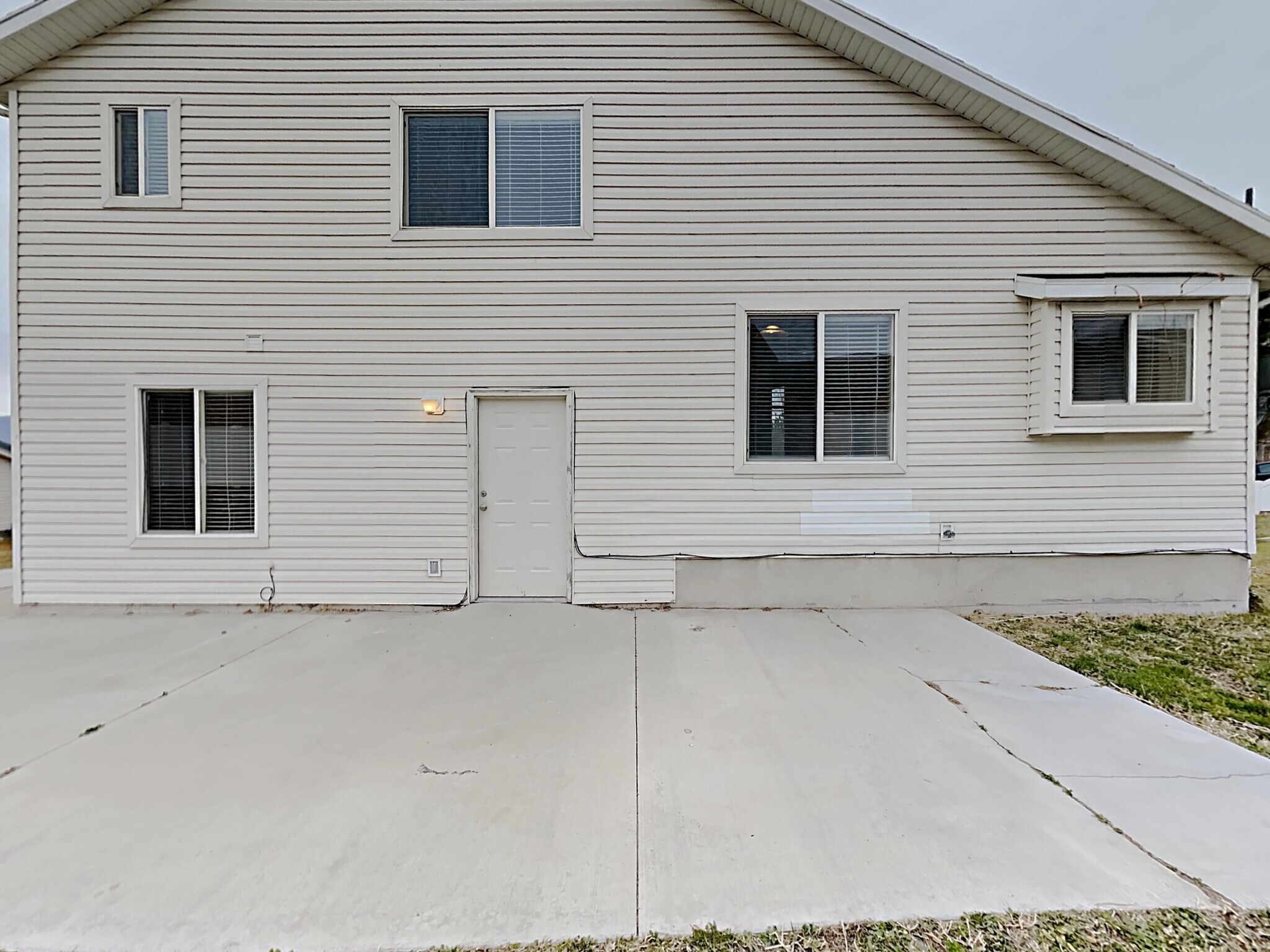 Building Photo - 3721 Lake Vista Dr