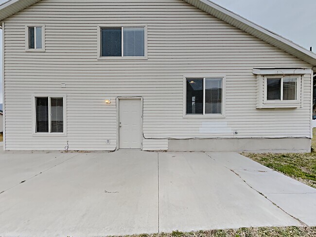 Building Photo - 3721 Lake Vista Dr