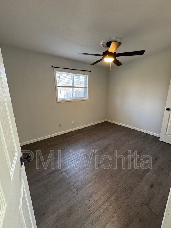 Building Photo - 422 W Mahoney Dr