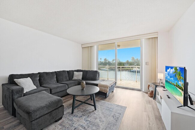 Building Photo - 1050 Hillsboro Mile