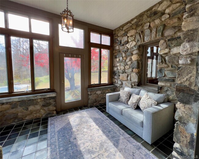 Primary Photo - 85 Washington Rd