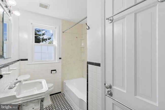 Building Photo - 15118 Liberty Grove Dr