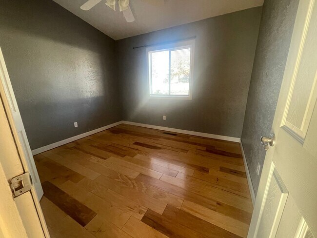 Building Photo - 3 bedroom 1 bath near 37th Gage