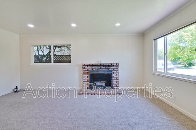 Building Photo - 1128 Kentwood Ave