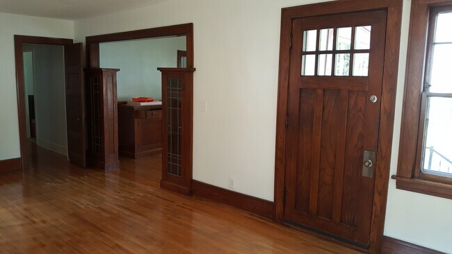 Living room / dining room - 210 Warwick St SE