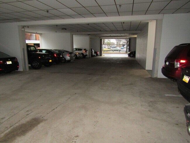 Building Photo - Fairmount East II - 2 Bedroom 2 Bath Middl...