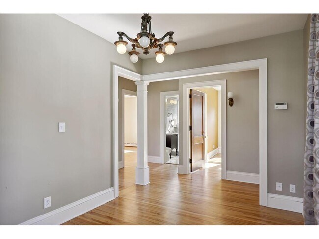 Building Photo - 1720 Mt Curve Ave