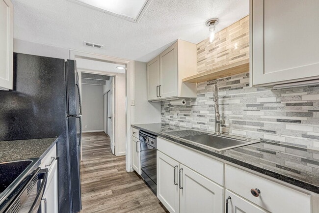 Building Photo - Charming 3-Bed Penthouse Condo in Denver with 2 full bathrooms! – Open Floor Plan *Move in specia...