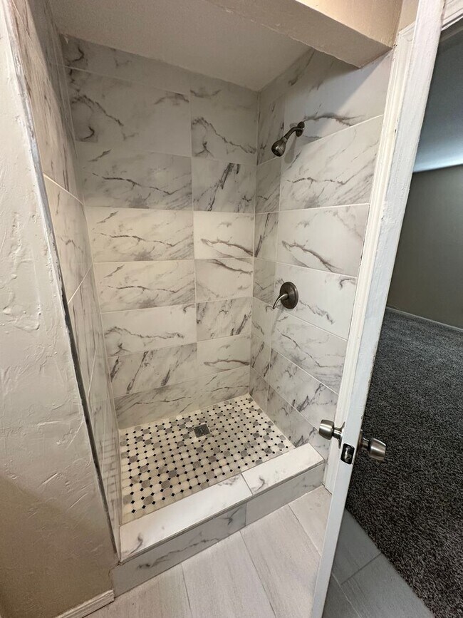 Building Photo - Spacious 3-Bed Home in OKC with Dual Prima...