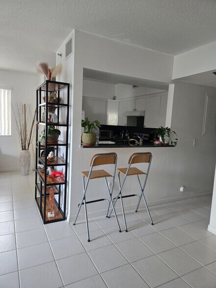 Building Photo - 9340 Fontainebleau Blvd