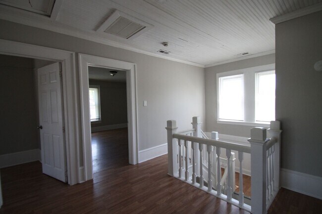 Building Photo - Exclusively Offered By Muse Realty Rentals...