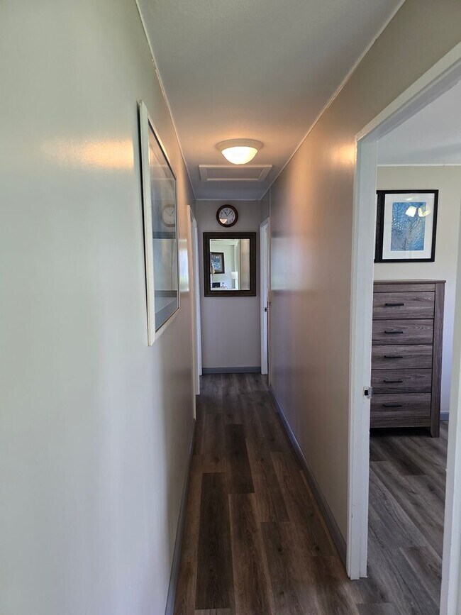 Building Photo - Central, 4 Parking Available, Furnished or...