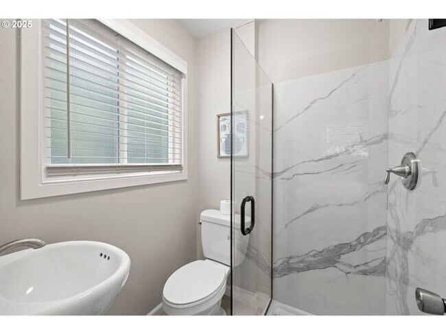 Building Photo - Updated renovations 3BD 2BA 1,050SQ FT in Lake Oswego