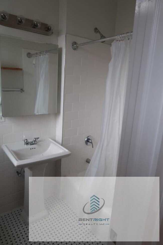 Building Photo - 4526 N Sheridan Rd