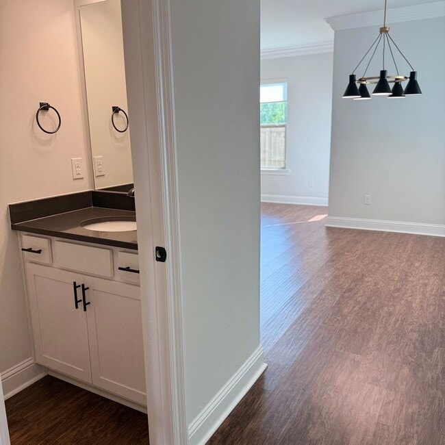 Building Photo - Beautiful 3BR / 2.5BA Townhouse Just 4 Miles from LSU!  Cottages at University Villas