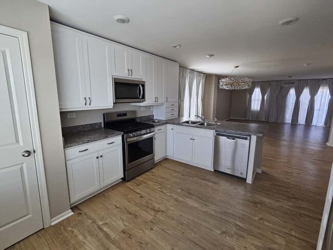 Building Photo - 2480 Bella Dr