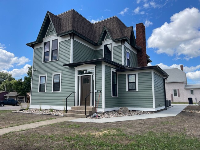 Building Photo - 133 S Prairie Ave