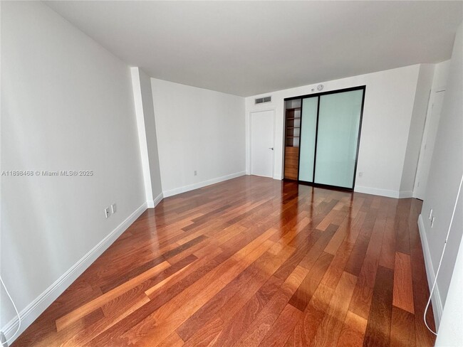 Building Photo - 16500 Collins Ave