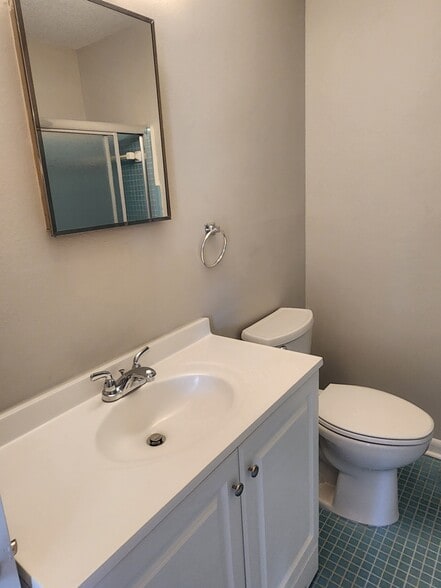 Full bath - 3231 Dorian Rd