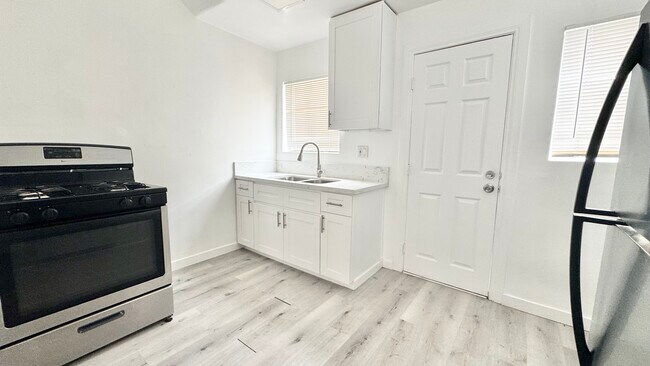 Building Photo - 517 1/2 W 42nd Pl
