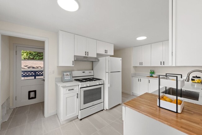 Building Photo - Peaceful Lakefront Living in Kirkland