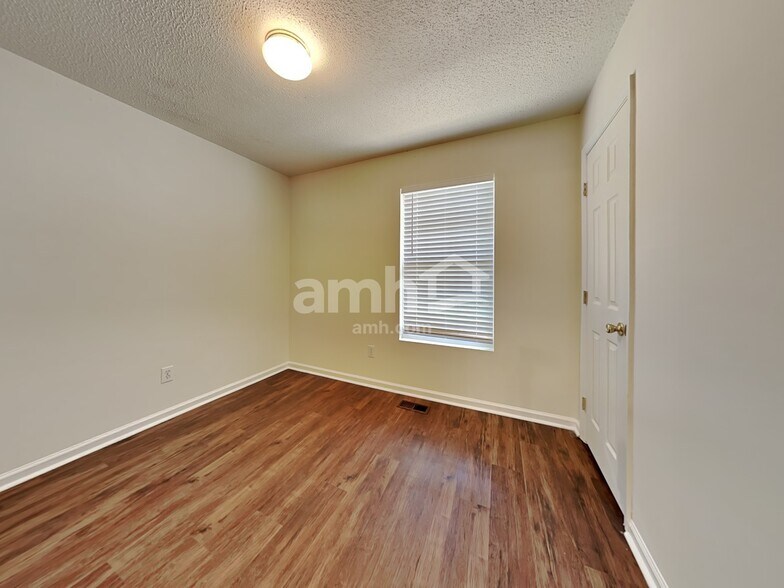 Building Photo - 221 Dogwood Ave