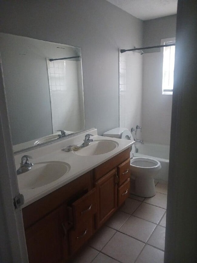 Building Photo - Nice 3 BR 1.5 House in Shively