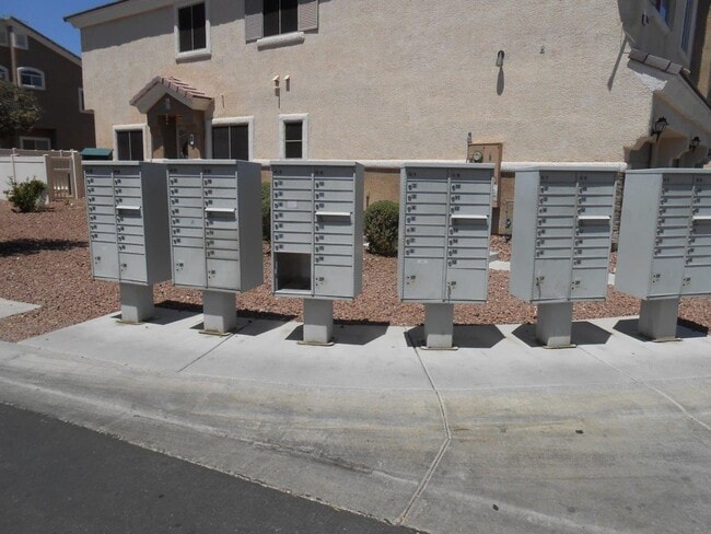 Building Photo - Beautiful Spacious Townhome in Gated Community